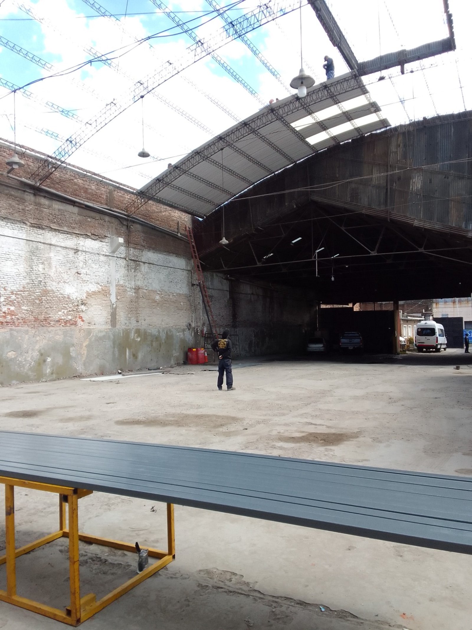 obra en galpón industrial con techo de chapa y luces — proyecto Galpon en Avellaneda, por Arquitecto Guido Niccoli, en Avellaneda